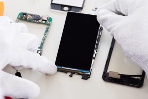 iPhone Screen Repair vs. Replacement